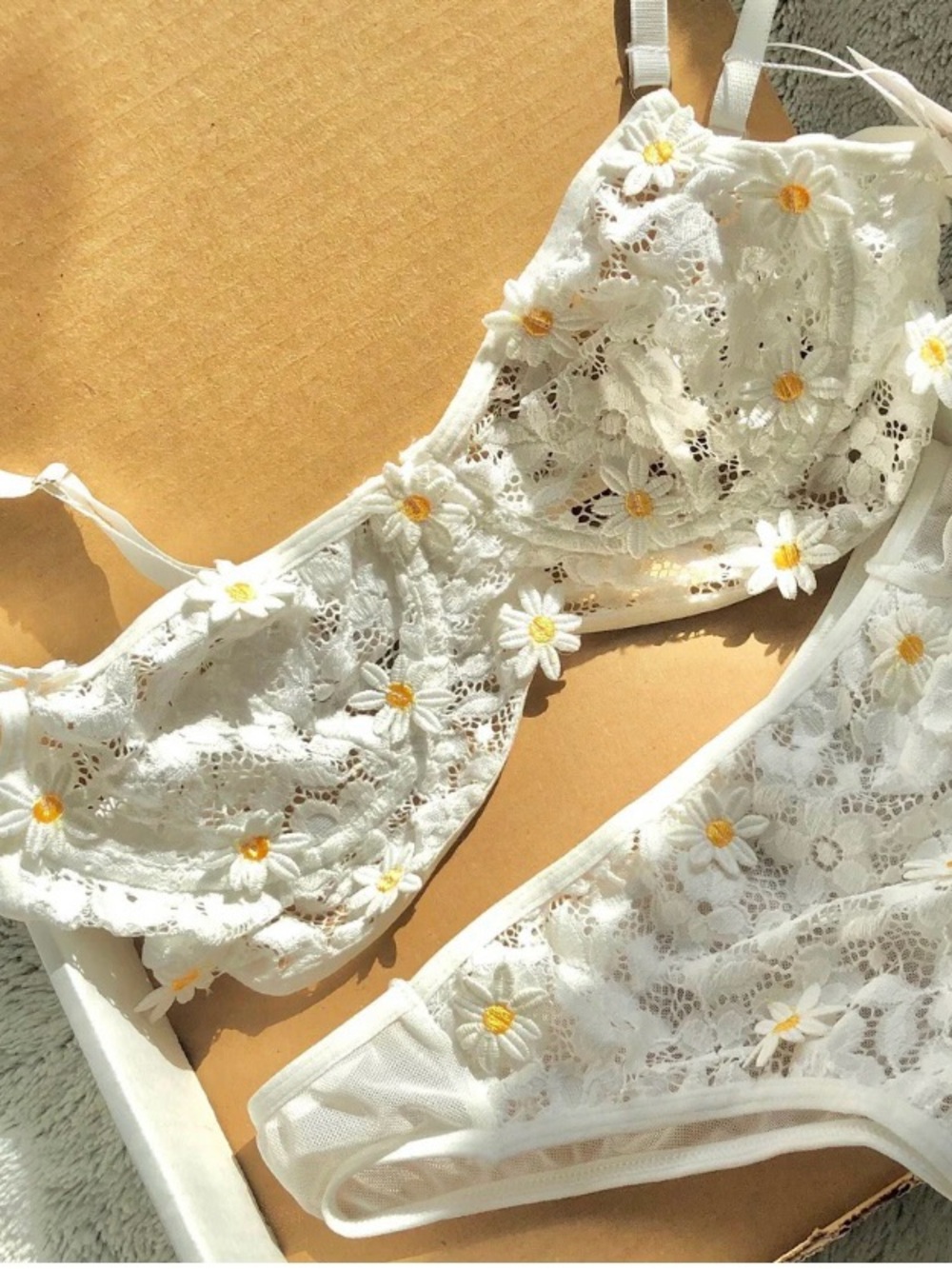 NWT White Daisy Floral Lace Bra & Panties Lingerie Set Size Small